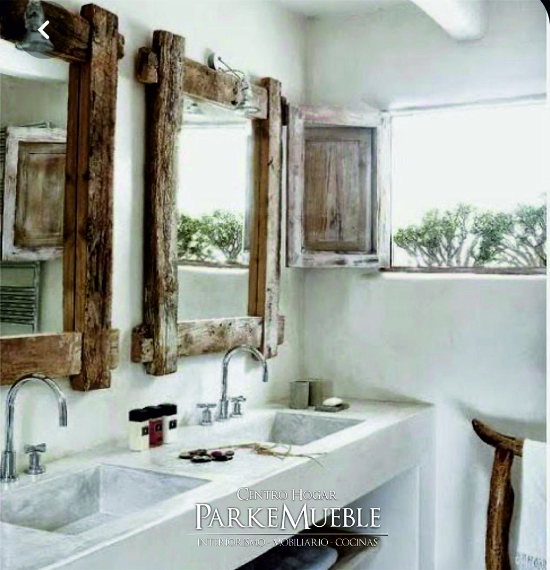 Espejo rústico con vigas en baño