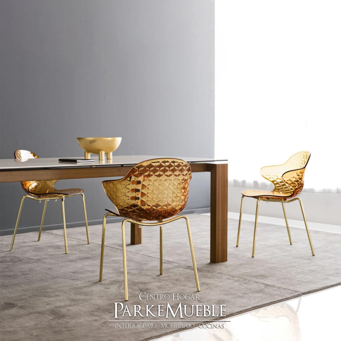 Comedor moderno con mesa de madera y sillas de plástico de color naranja