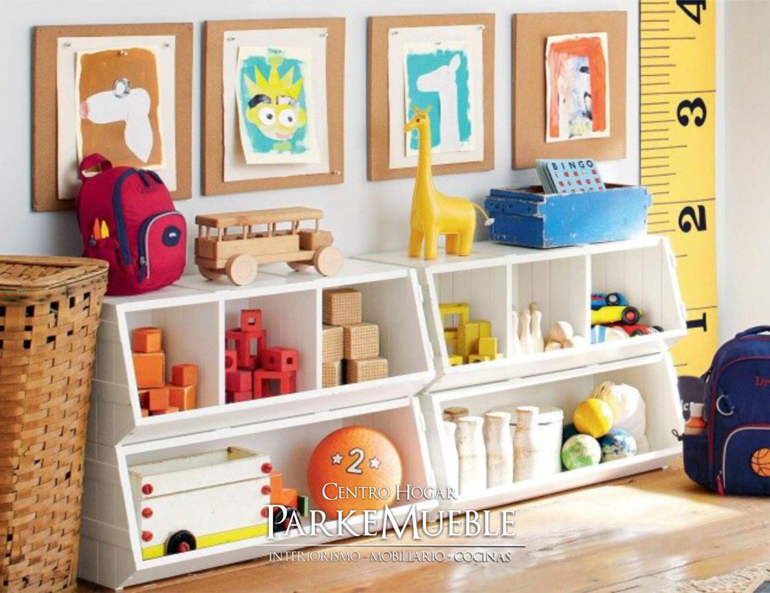 mueble de madera para juguetes inclinado